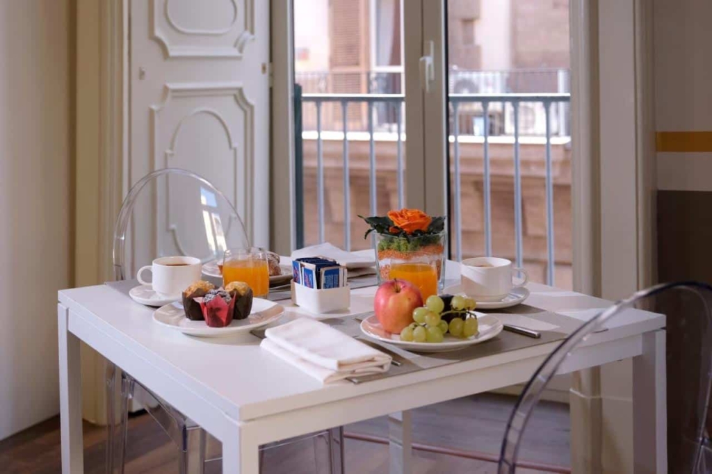 ארוחת בוקר איטלקית בחדר מלון בנאפולי