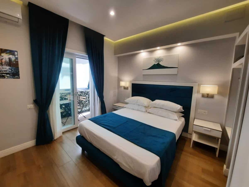 נאפולי חדר יפה במלון - מלון במרכז נאפולי