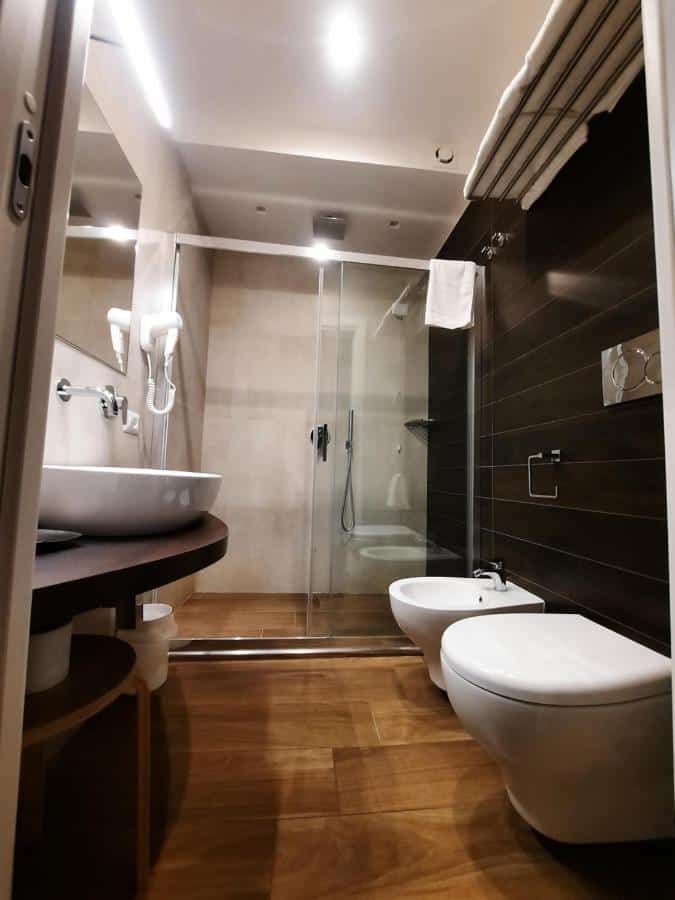 שירותים בחדר במלון בנאפולי 