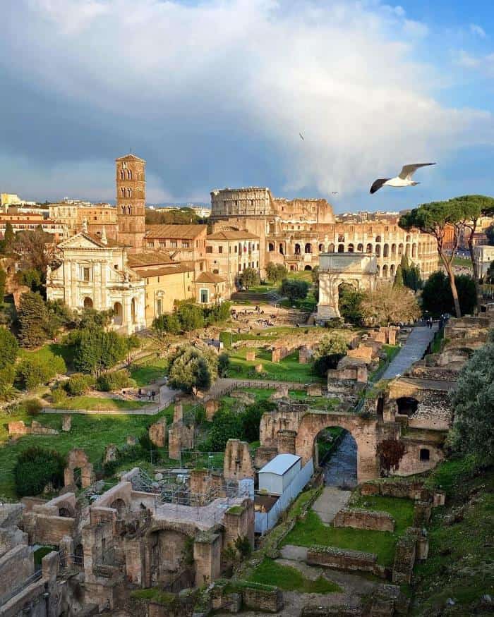 נוף לפורום הרומאי עם הקולוסיאום