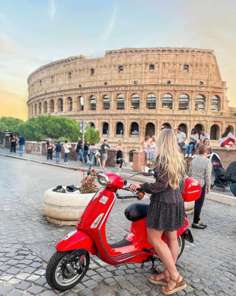 השכרת קטנוע ברומא - וספה ליד הקולוסיאום