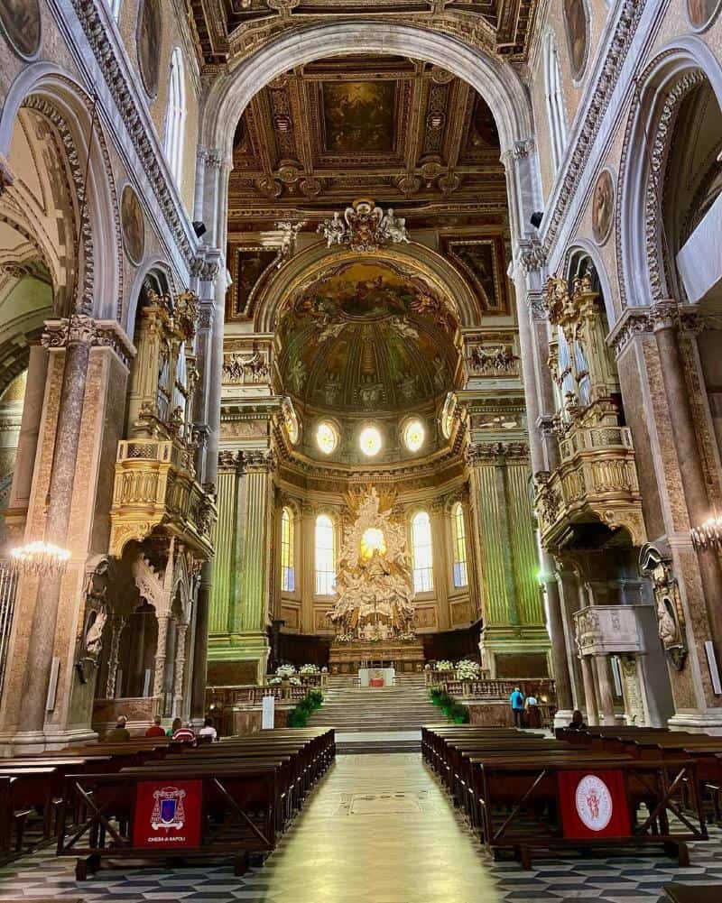 כניסה לקתדרלת נאפולי