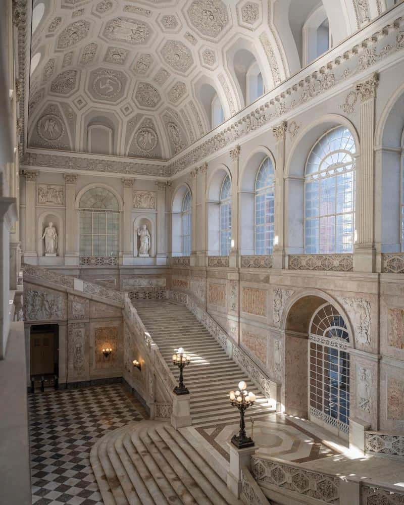 מדרגות כניסה למוזיאון הארמון המלכותי של נאפולי