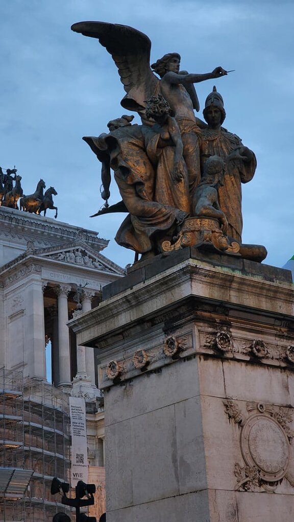 אחד מפסלי אנדרטת ויטוריו אמנואלה השני